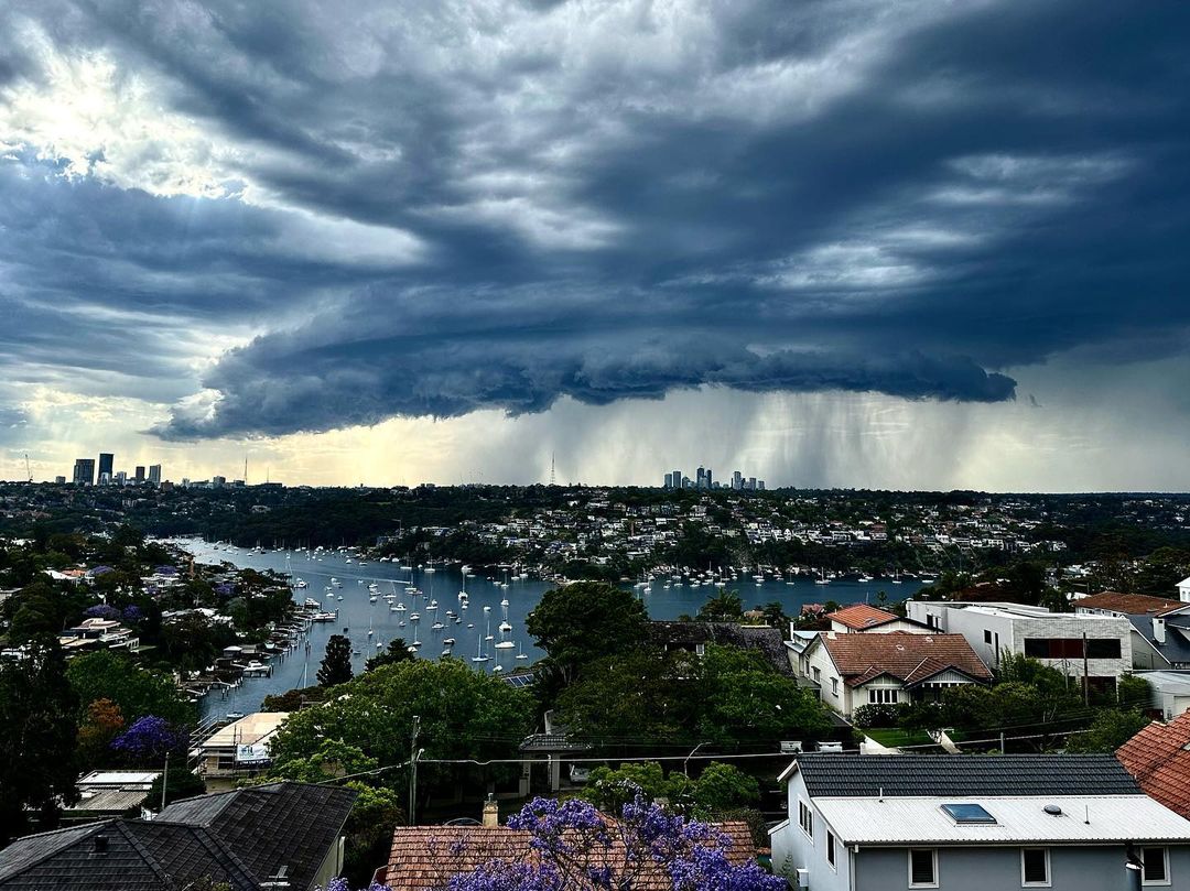 What is a shelf cloud?